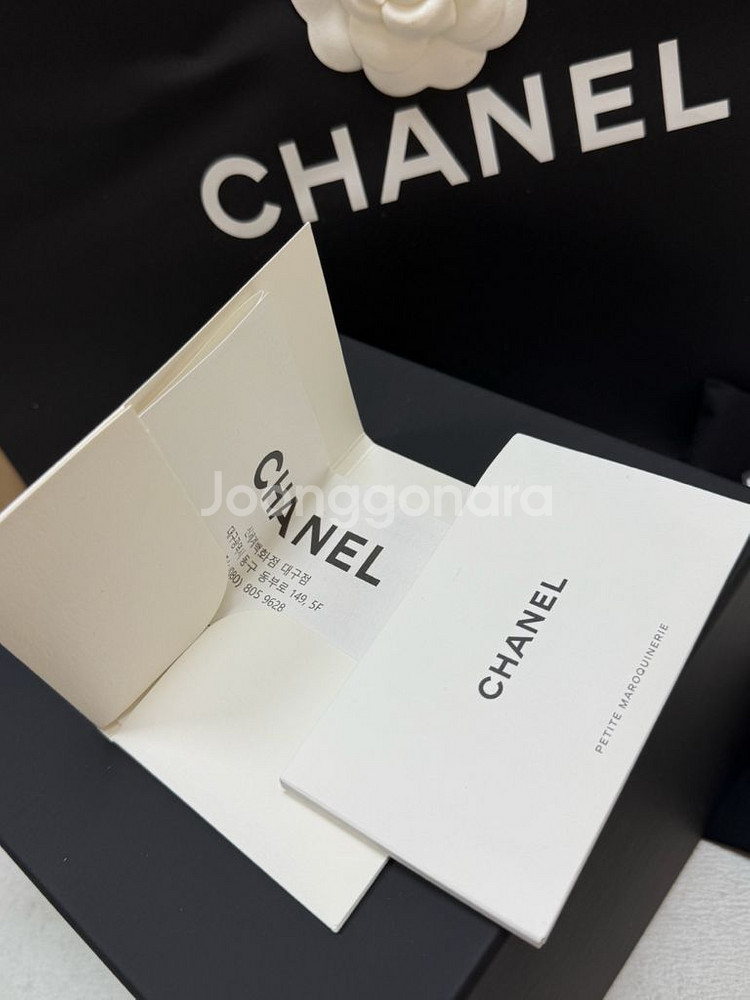 샤넬 골드볼 베니티 정사각 화이트(내장거울/바닥로고O)--9