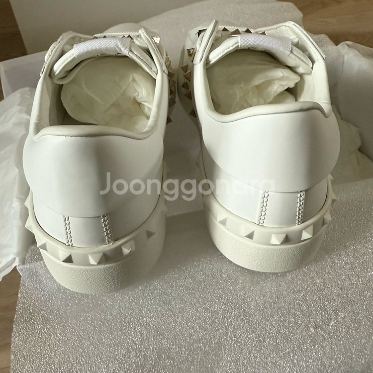 발렌티노 락스터드 스니커즈 42사이즈--5