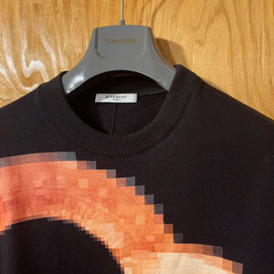 지방시 픽셀 마리아 맨투맨 판매 합니다. 이미지