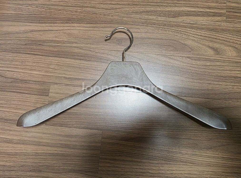 고급 원목 느낌의 플라스틱 옷걸이--1