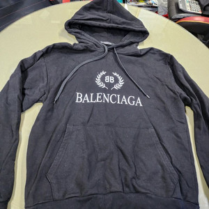 발렌시아가 후드티 판매 합니다