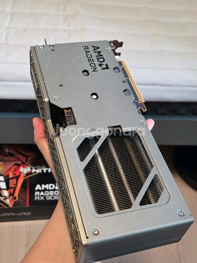 사파이어 라데온 9060xt 니트로 16g--1