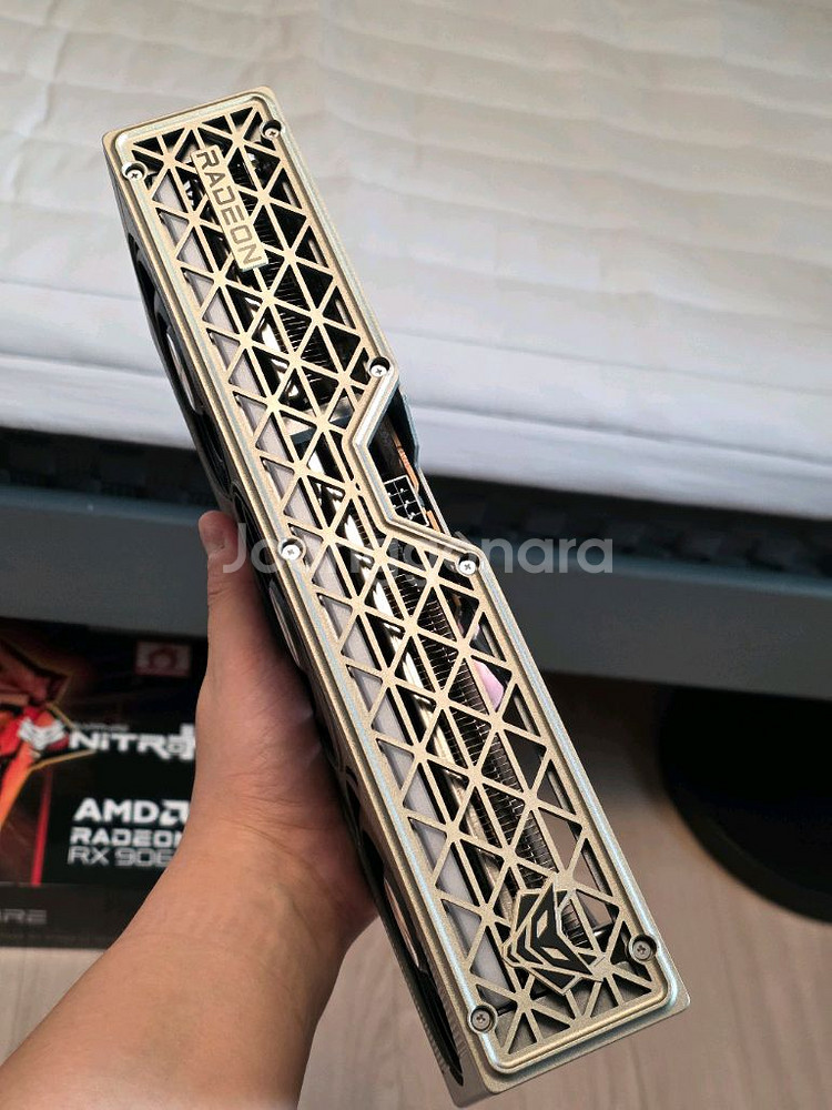 사파이어 라데온 9060xt 니트로 16g--2