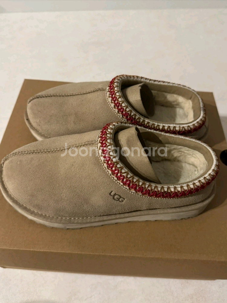 어그 타스만 샌드 다크체리 230--0