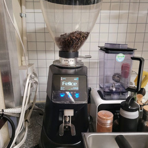 커피 그라인더 이미지