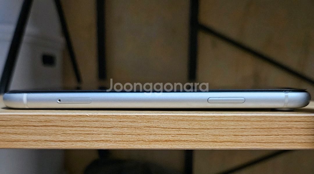 아이폰 XR 64GB 화이트 (상태 좋습니다)--1