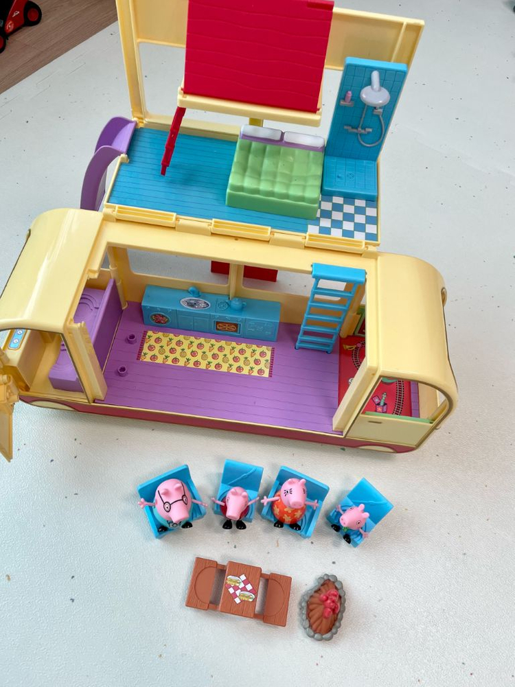 페파피그 장난감 캠핑카 이미지