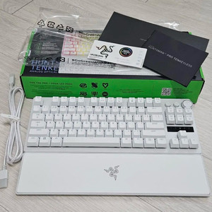 레이저 헌츠맨 V3 Pro tkl 화이트 에디션