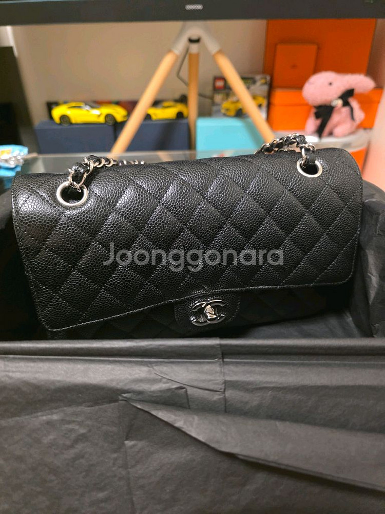 새상품 샤넬 클래식 미듐 은장 블랙 캐비어 팝니다--0