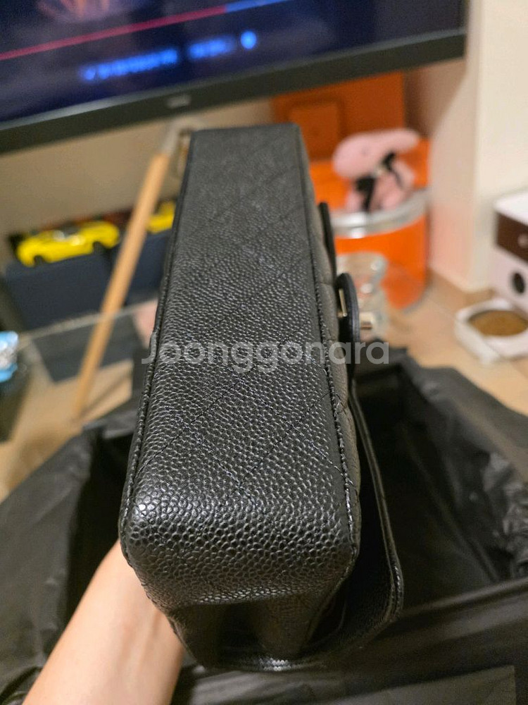 새상품 샤넬 클래식 미듐 은장 블랙 캐비어 팝니다--4