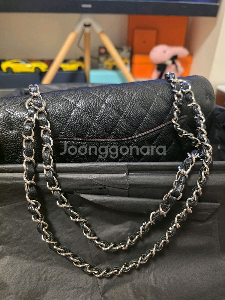 새상품 샤넬 클래식 미듐 은장 블랙 캐비어 팝니다--3