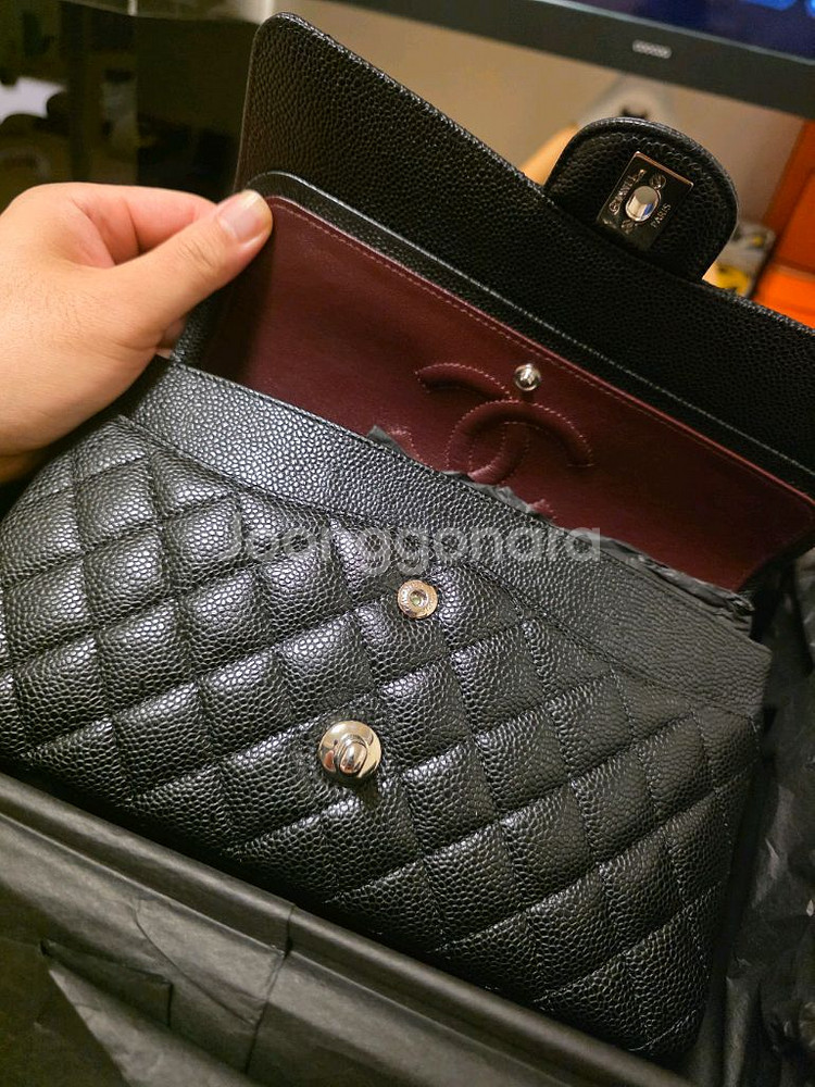새상품 샤넬 클래식 미듐 은장 블랙 캐비어 팝니다--1