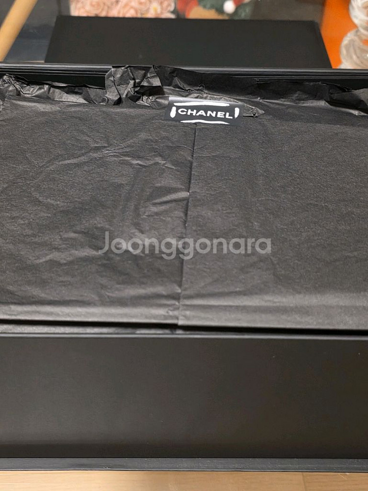 새상품 샤넬 클래식 미듐 은장 블랙 캐비어 팝니다--5