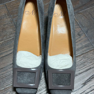 새상품 나무하나 스웨이드 펌프스 회색 255mm