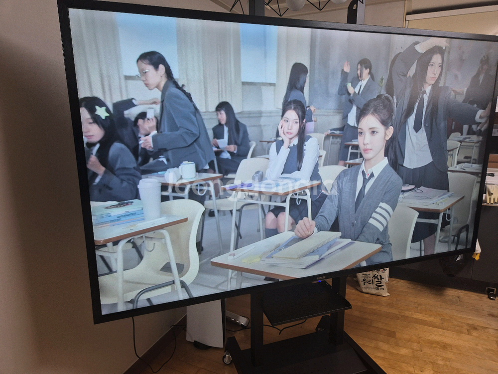 86인치 UHD 4K TV 팔아봅니다 이동식거치대 포함--1