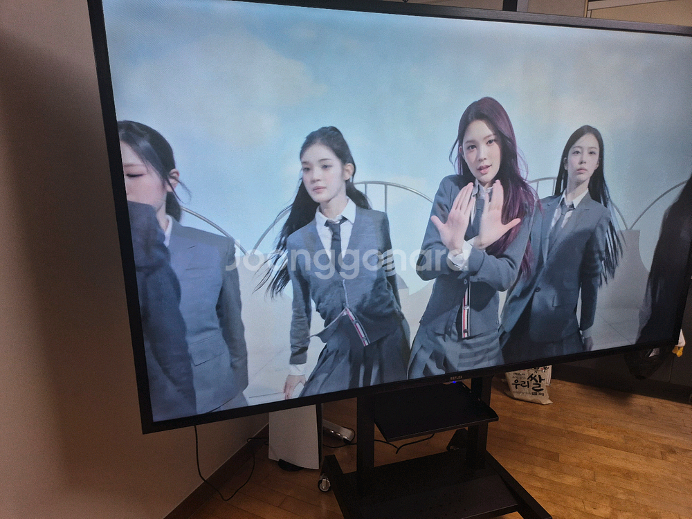 86인치 UHD 4K TV 팔아봅니다 이동식거치대 포함--5