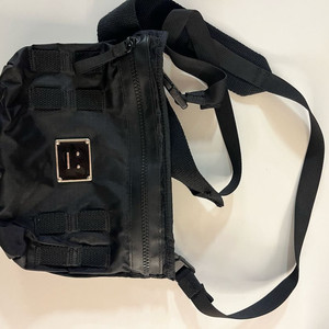 아크네 크로스백