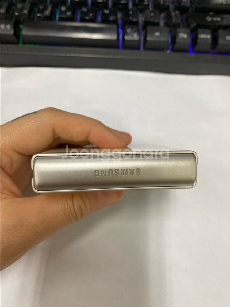 SK 갤럭시Z플립3 크림 외관깔끔 256GB 무잔상 멍--6