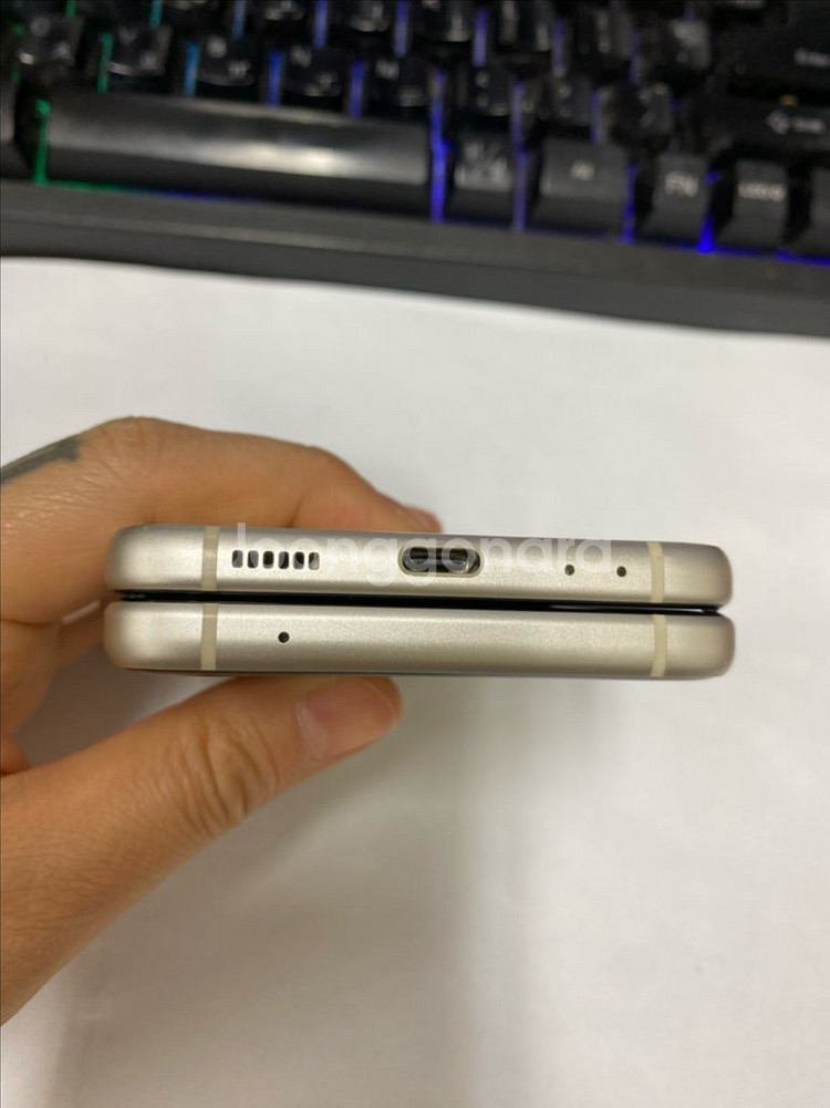 SK 갤럭시Z플립3 크림 외관깔끔 256GB 무잔상 멍--8