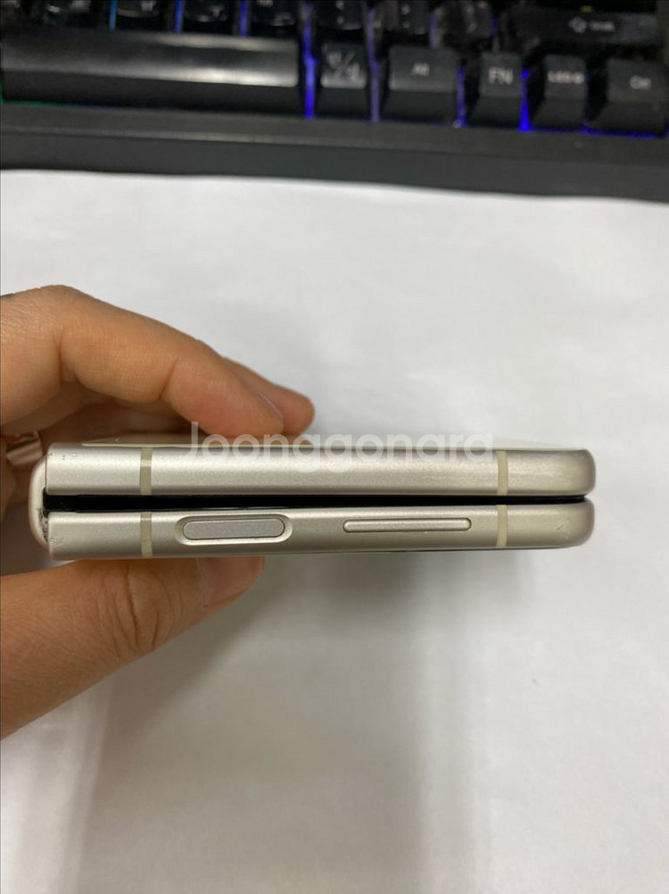 SK 갤럭시Z플립3 크림 외관깔끔 256GB 무잔상 멍--7