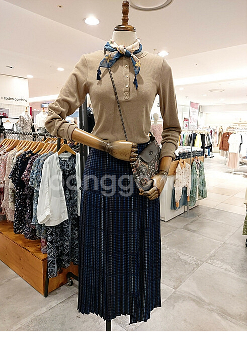 써스데이 아일랜드 체크 플리츠 스커트 s사이즈--0