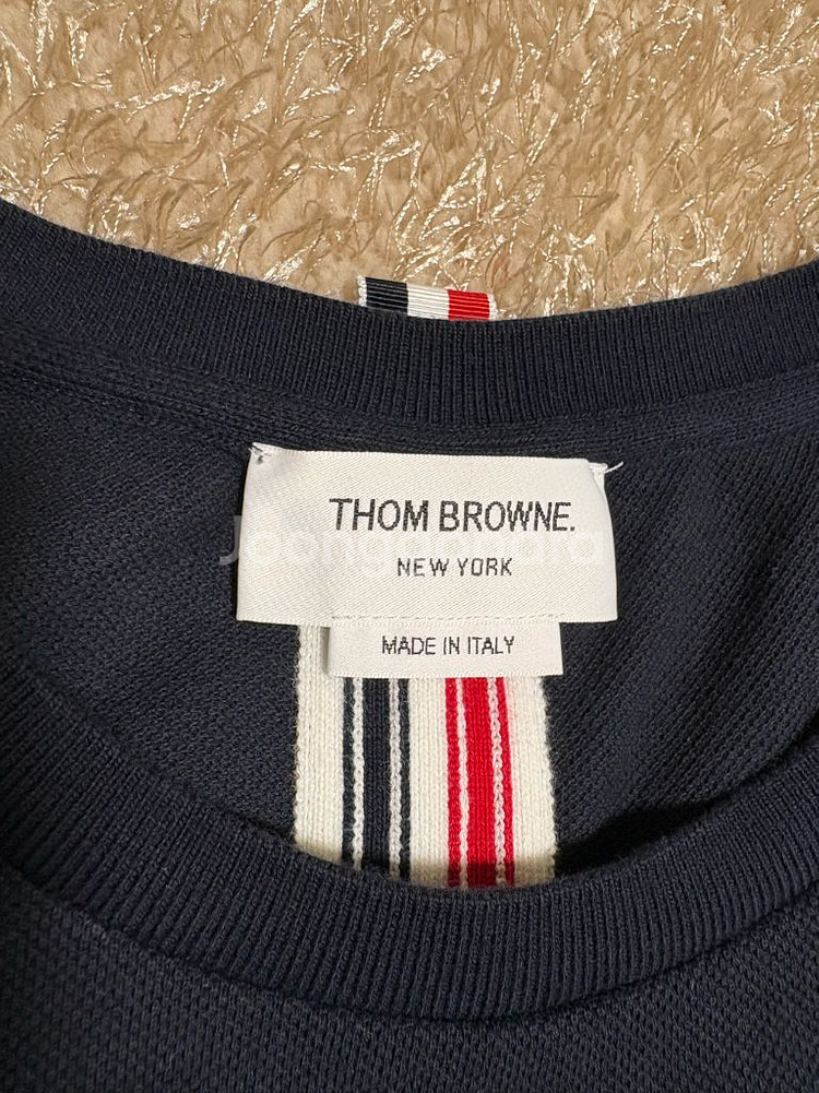 톰브라운 백삼선 반팔티 네이비--4