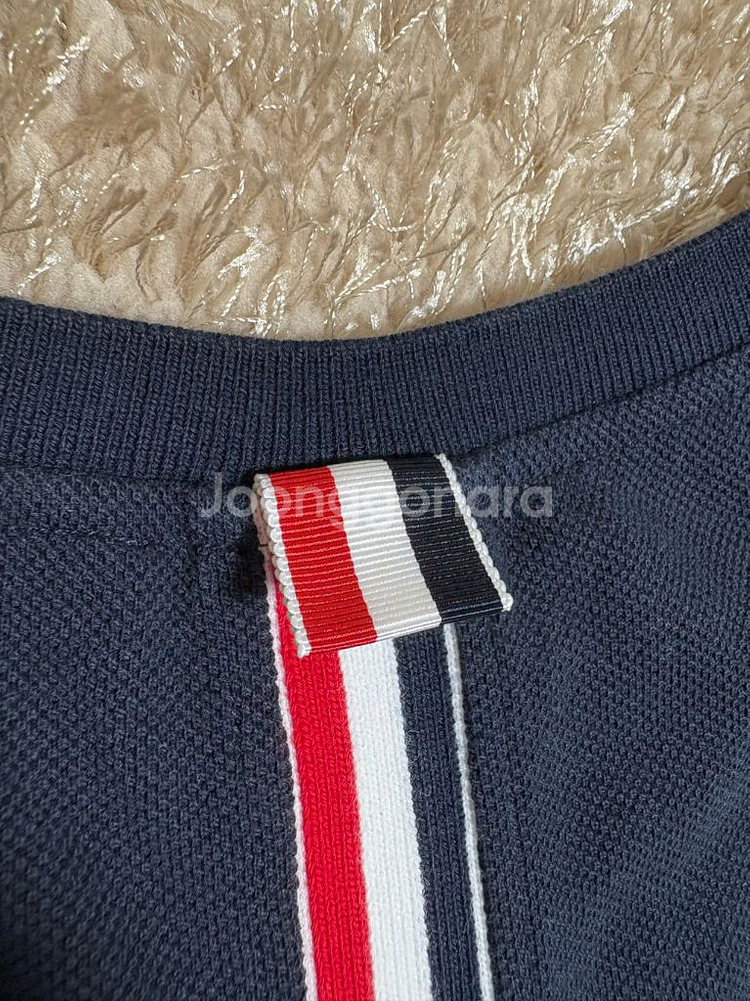 톰브라운 백삼선 반팔티 네이비--3