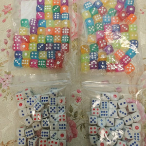 주사위.보석.다양한 색상, 종류. 점성술 주사위.놀이.