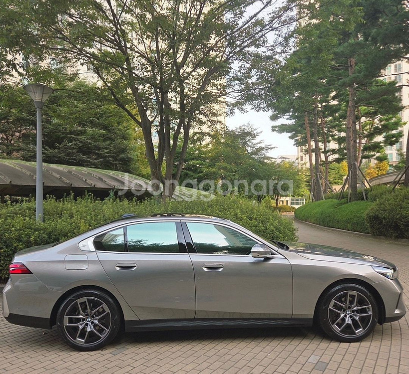 (신차 동일 컨디션) bmw 520i (g60) 팝니다--1