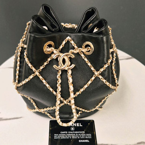 샤넬 드로스트링 체인 버킷백
