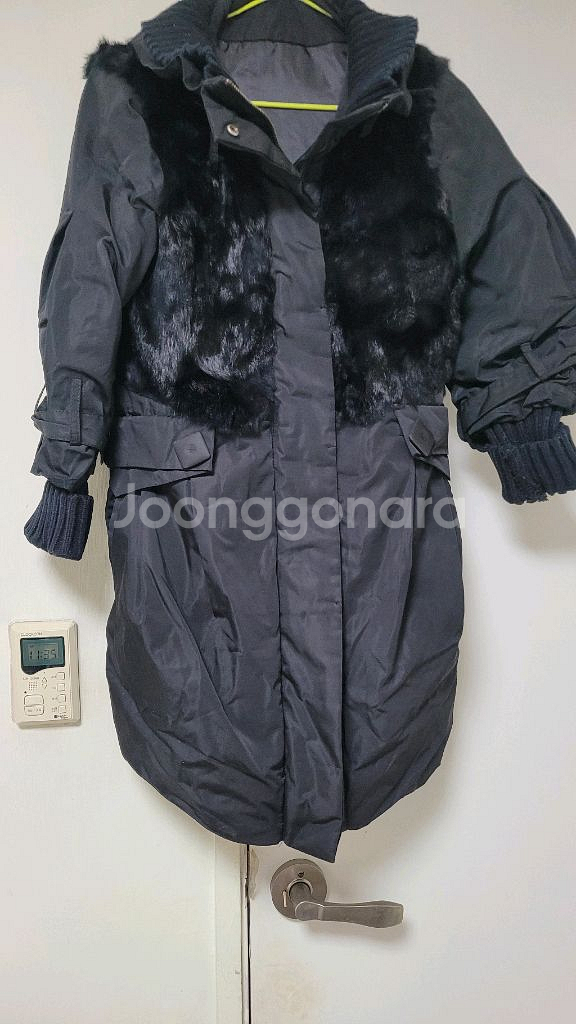 블랙 색상의 롱 코트입니다프리사이즈- 토끼털 장식--0