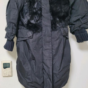 블랙 색상의 롱 코트입니다프리사이즈- 토끼털 장식