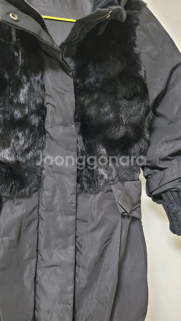 블랙 색상의 롱 코트입니다프리사이즈- 토끼털 장식--1