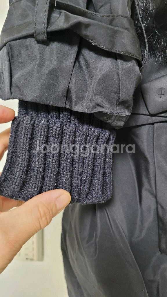 블랙 색상의 롱 코트입니다프리사이즈- 토끼털 장식--2