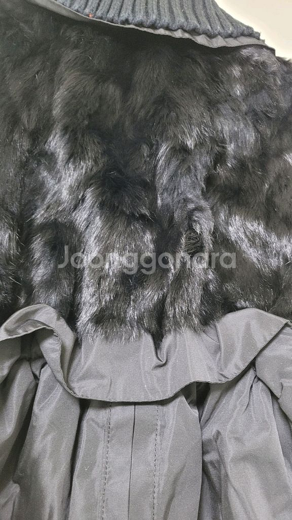 블랙 색상의 롱 코트입니다프리사이즈- 토끼털 장식--4