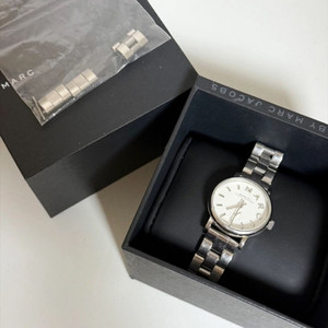 마크 제이콥스 메탈 시계