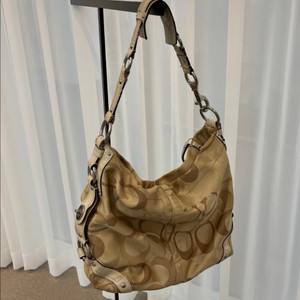 코치 캘리 시그니처 숄더백 베이지 M0726-11960