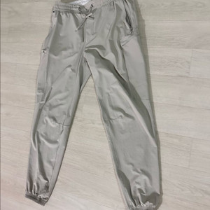 룰루레몬 라이선스 투 트레인 카고 조거 사이즈S 입니다