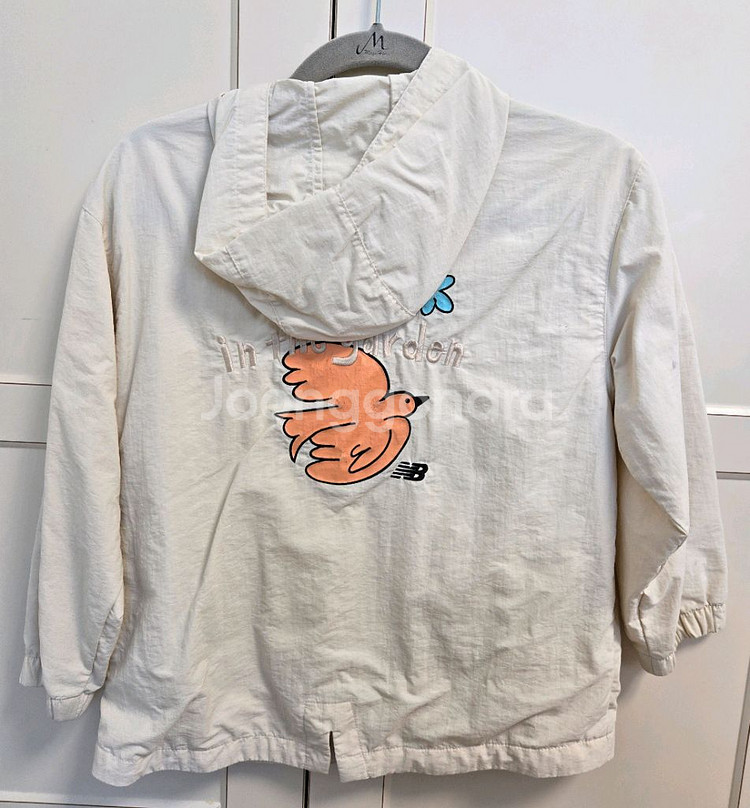 뉴발란스키즈 130사이즈 바람막이팔아요--0