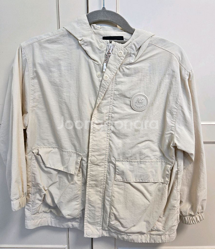 뉴발란스키즈 130사이즈 바람막이팔아요--1