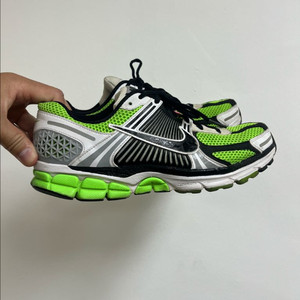 나이키 줌보메로5 일렉트릭 그린 270