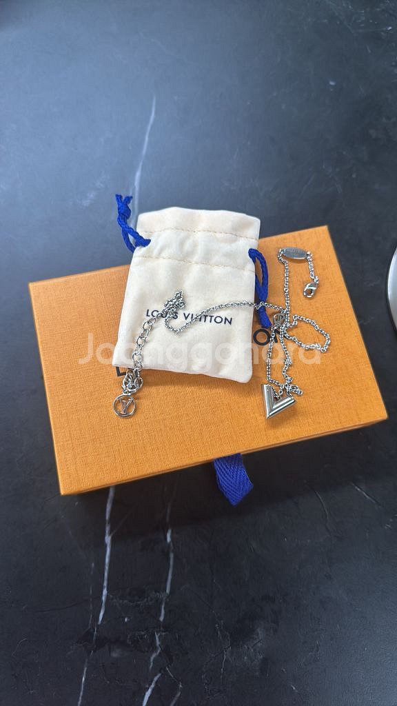 루이비통 v목걸이--0