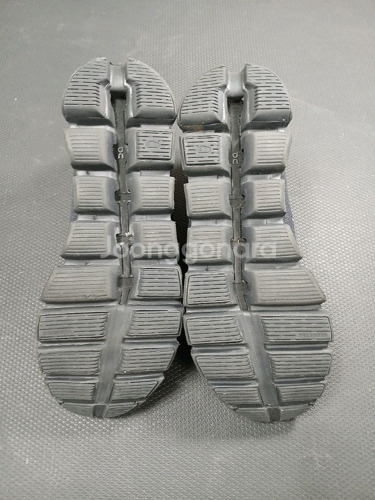 On 클라우드 초경량 런닝화 265~270(택270)--8