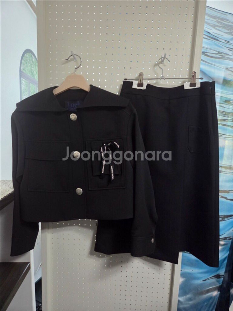 럭키슈에뜨 세일러리본자켓+미디스커트 셋업 36--9