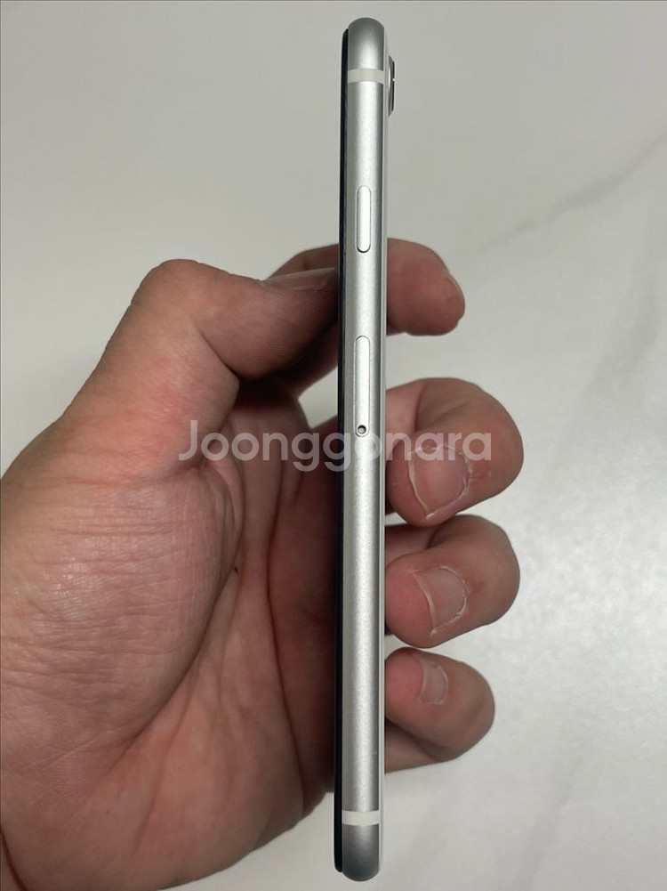 아이폰SE2 화이트 64G 팝니다--2