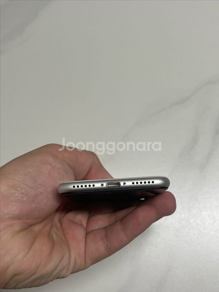 아이폰SE2 화이트 64G 팝니다--3