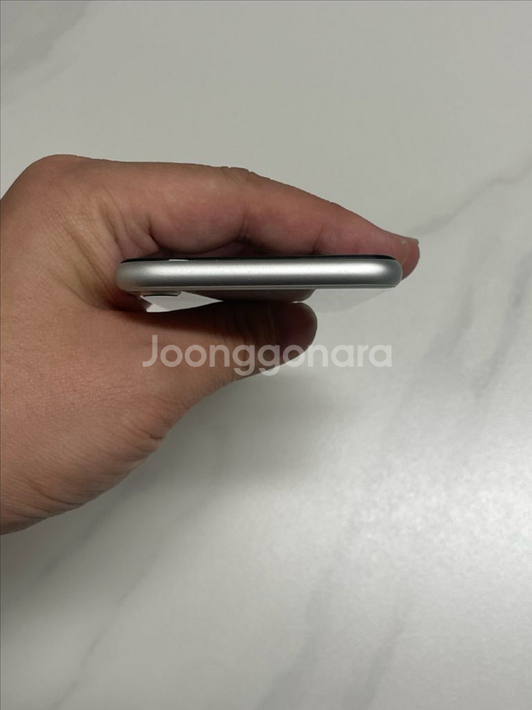 아이폰SE2 화이트 64G 팝니다--4