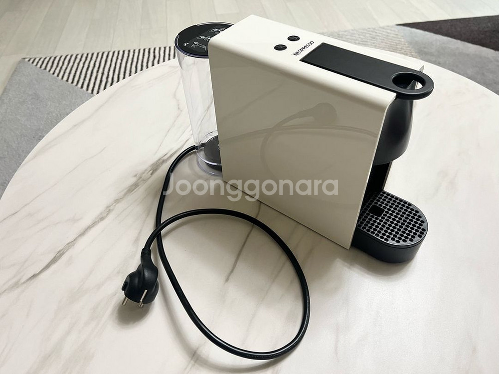 네스프레소 에센자 미니 커피머신 팝니다--1