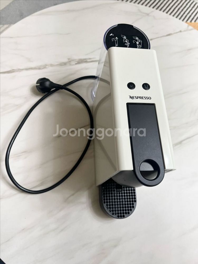 네스프레소 에센자 미니 커피머신 팝니다--2