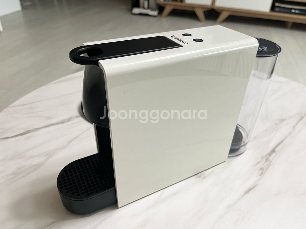 네스프레소 에센자 미니 커피머신 팝니다--3